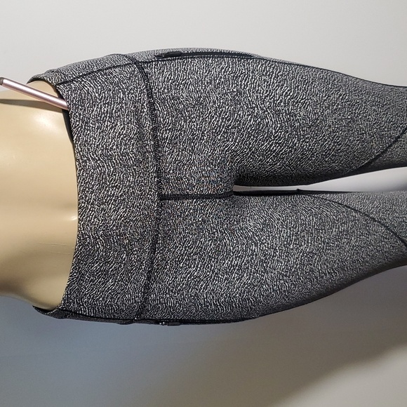 Lululemon Run It Out Tight Power Luxtreme Ripple Jacquard Black White Size 8 - Picture 7 of 15